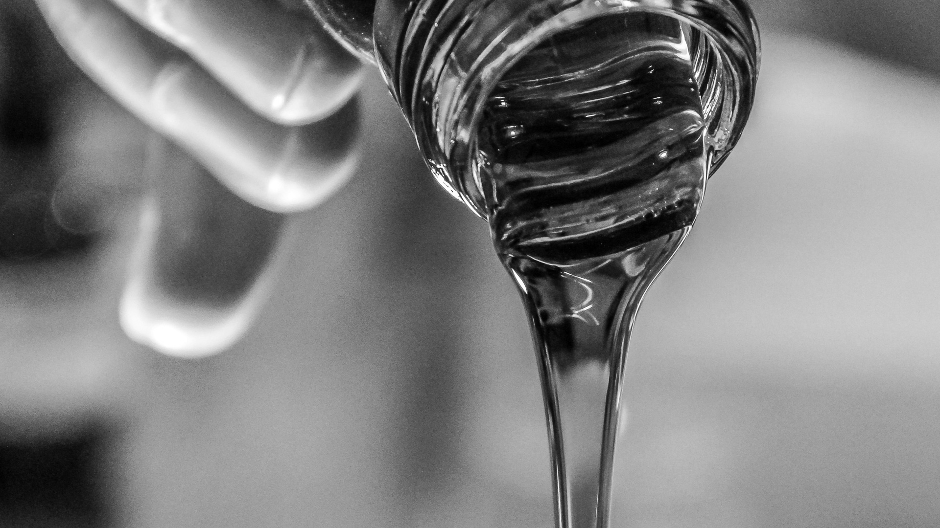 Flüssigkeit wird aus Glas gegossen