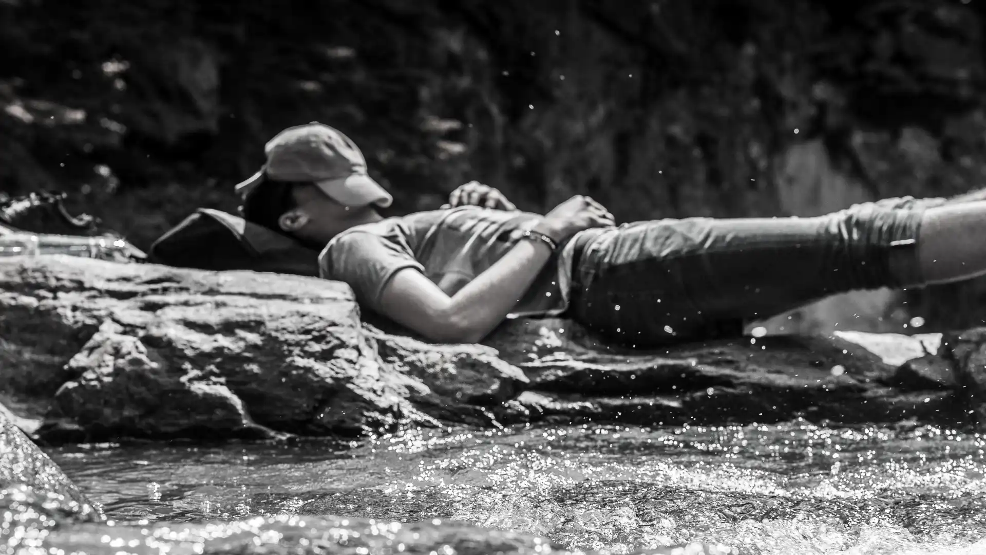 Junger Mann entspannt am Wasser