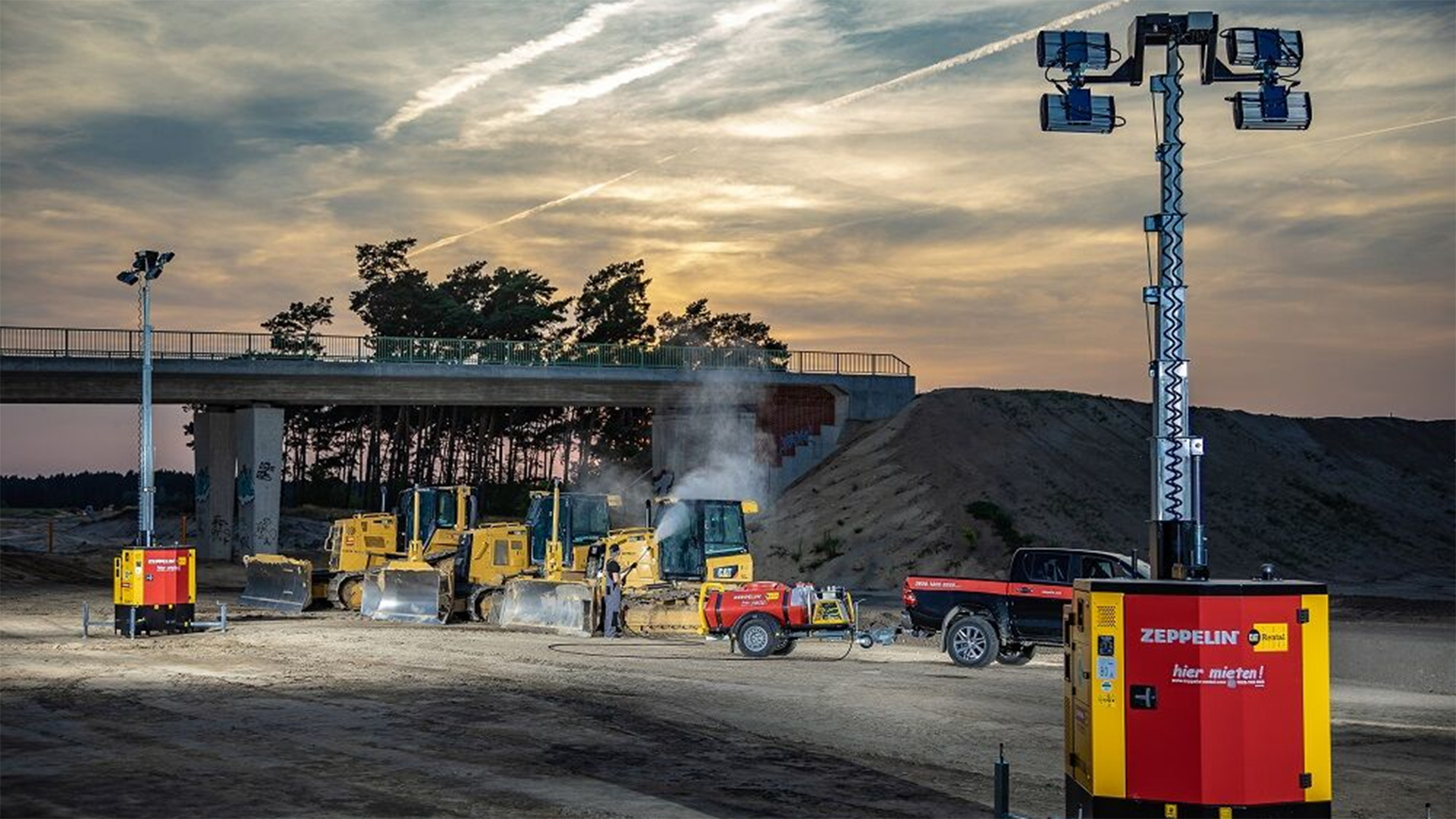 Baustelle bei Sonnenuntergang mit Maschinen
